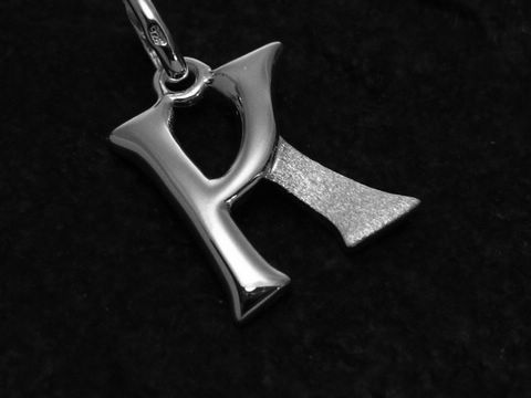 K-Buchstaben Anhänger teilmattiert aus Sterling Silber, hergestellt von Juwelier Harnisch, glänzende und matte Oberflächenstruktur, perfekt als persönliches Schmuckstück.