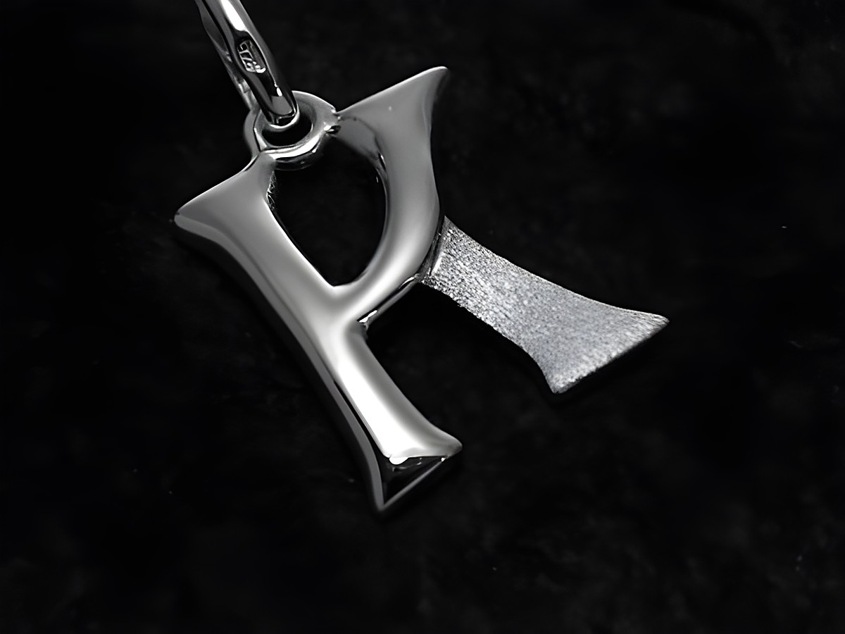 K-Buchstaben Anhänger teilmattiert aus Sterling Silber, hergestellt von Juwelier Harnisch, glänzende und matte Oberflächenstruktur, perfekt als persönliches Schmuckstück.