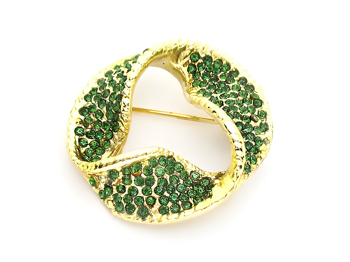 Strass Damen Brosche rund in grün, neu im retro Stil, Hersteller Juwelier Harnisch, verziert mit funkelnden grünen Strasssteinen und einem goldenen Rahmen. Ideal für eleganten Schmuck.