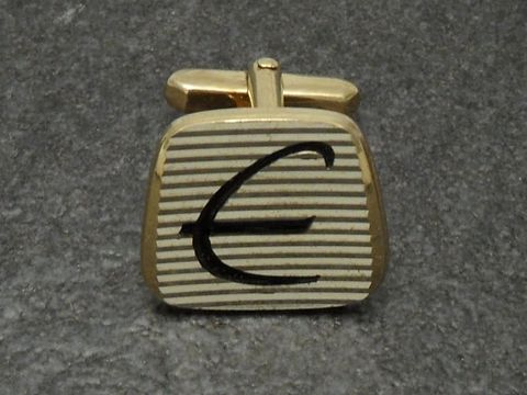 Vergoldete Manschettenknöpfe mit initialem Buchstaben E, hergestellt von Juwelier Harnisch, stilvolle Streifenoptik und elegantes Design, ideal für besondere Anlässe.