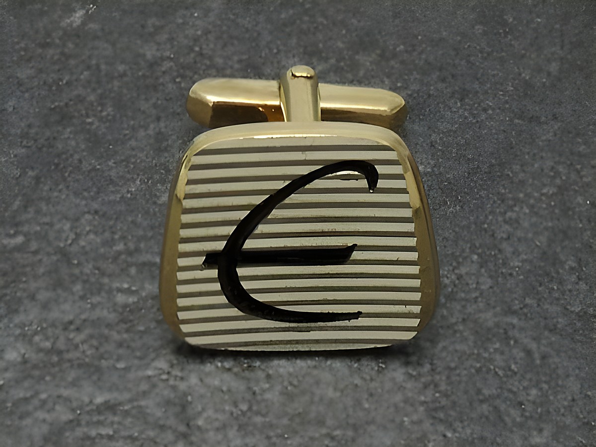 Vergoldete Manschettenknöpfe mit initialem Buchstaben E, hergestellt von Juwelier Harnisch, stilvolle Streifenoptik und elegantes Design, ideal für besondere Anlässe.