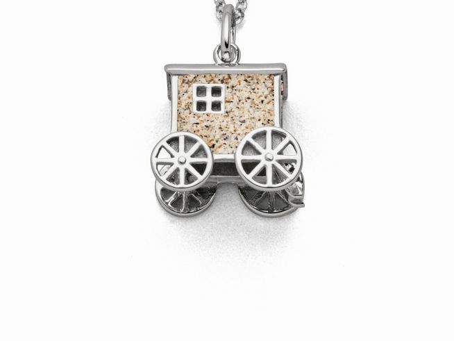 Ein Anhänger in Form eines Badekarrens aus Sterling Silber mit einer sandfarbenen Oberfläche und vier Rädern, erhältlich von DUR, Modell P4208, ideal für Liebhaber des Strandes und von Norderney.