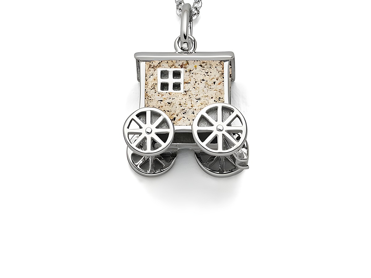 Ein Anhänger in Form eines Badekarrens aus Sterling Silber mit einer sandfarbenen Oberfläche und vier Rädern, erhältlich von DUR, Modell P4208, ideal für Liebhaber des Strandes und von Norderney.