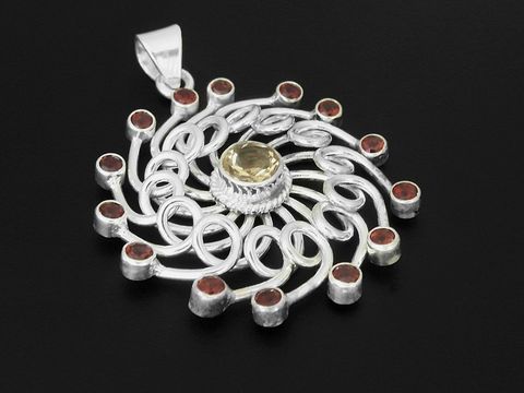 Silber Anhänger in spiraler Form mit facettiertem Citrin in der Mitte und umlaufenden Granatsteinen, Hersteller: Juwelier Harnisch, ein fantastisches Schmuckstück.