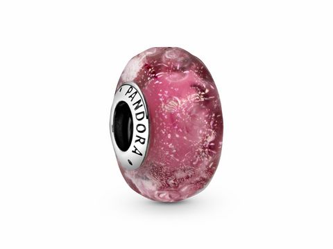 Welliges Pandora Charm aus Silber mit Glas in zarten Rosa-Tönen, versehen mit filigranen Details und dem typischen Pandora-Logo, ideal für individuelle Schmuckkreationen.