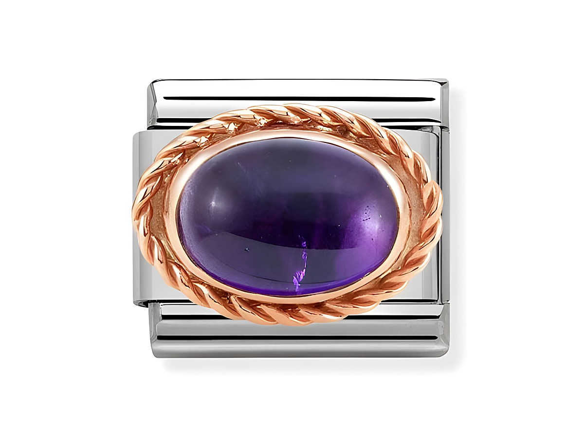 Nomination Classic Roségold 430507 35 Kordel mit Amethyst in lila, umgeben von einem filigranen Roségold-Rahmen, auf einem silbernen Untergrund, elegant und stilvoll.