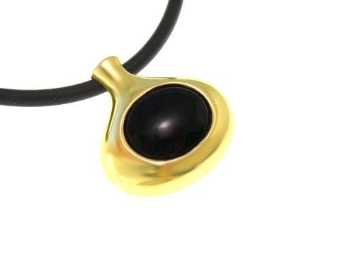 Ovaler goldfarbener Anhänger mit schwarzem Onyx, elegant und modern, auf einem schwarzen Halsband, hergestellt von Juwelier Harnisch.