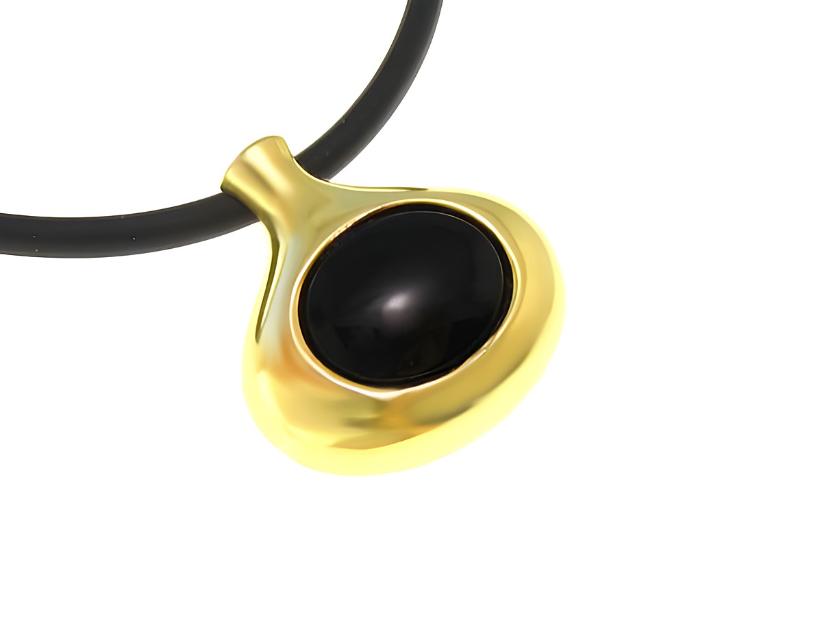 Ovaler goldfarbener Anhänger mit schwarzem Onyx, elegant und modern, auf einem schwarzen Halsband, hergestellt von Juwelier Harnisch.