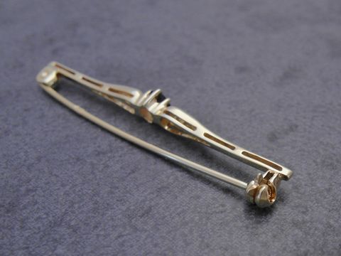 Gold Brosche edel Gold 333 Granat Anstecknadel Hersteller Juwelier Harnisch Broschen in filigranem Design und hochwertiger Verarbeitung. Ideal für stilvolle Akzente.