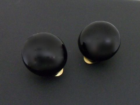 Ohrclip im Onyx-Look in Schwarz mit goldfarbenen Elementen und synthetischen Zuchtperlen, Hersteller: Juwelier Harnisch, elegantes Design für jeden Anlass.