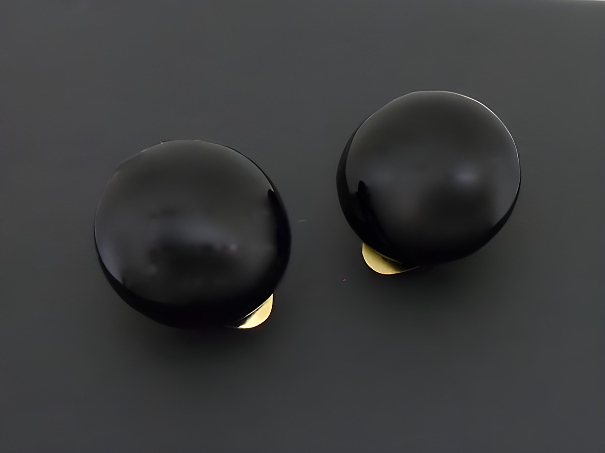 Ohrclip im Onyx-Look in Schwarz mit goldfarbenen Elementen und synthetischen Zuchtperlen, Hersteller: Juwelier Harnisch, elegantes Design für jeden Anlass.