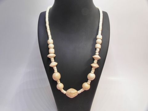 Holzkette aus naturbraunem Holz in Multiform mit einer Länge von 60 cm, hergestellt von Juwelier Harnisch, ziert einen schwarzen Halsständer und betont die natürliche Ästhetik des Schmucks.