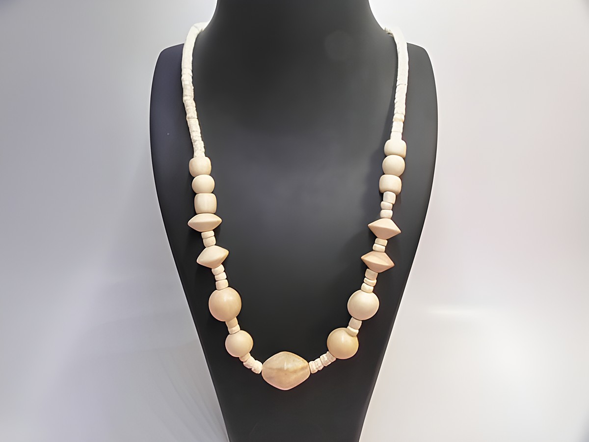 Holzkette aus naturbraunem Holz in Multiform mit einer Länge von 60 cm, hergestellt von Juwelier Harnisch, ziert einen schwarzen Halsständer und betont die natürliche Ästhetik des Schmucks.