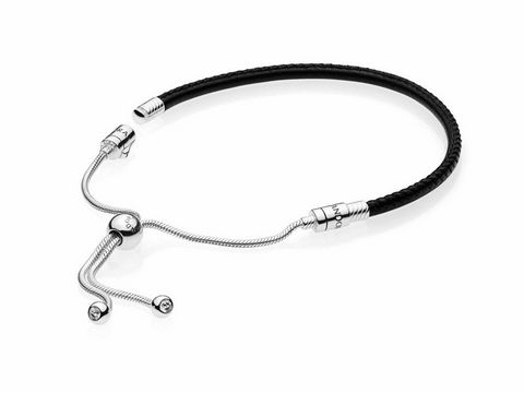 Schwarzes elegantes Lederarmband von Pandora mit glattem Oberfläche und einem schlichten Schiebesystem, 28 cm lang, ideal für individuelle Anpassungen und charmante Akzente.