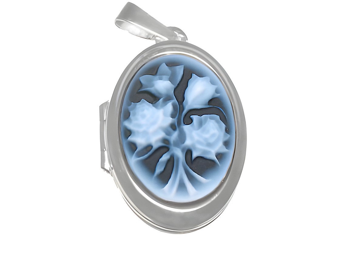 Rosen Silber Achat Gemme Medaillon rhodiniert von Juwelier Harnisch mit filigraner Darstellung von Rosen in sanften Blautönen. Elegantes Schmuckstück für besondere Anlässe.
