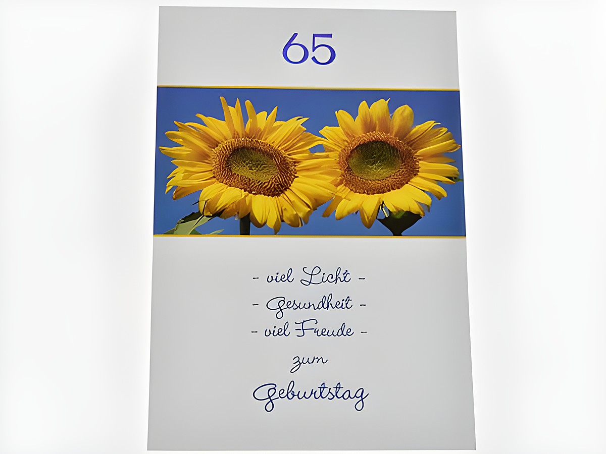Geburtstagskarte mit zwei sonnigen Sonnenblumen auf blauem Hintergrund, der Text wünscht viel Licht, Gesundheit und Freude zum 65. Geburtstag, hergestellt von Juwelier Harnisch.