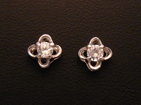 Moderner Ohrring aus Weißgold 333 von Juwelier Harnisch mit filigranem Design und funkelndem Zirkonia. Ideal für elegante Anlässe und alltäglichen Chic.