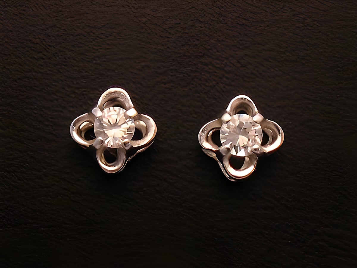 Moderner Ohrring aus Weißgold 333 von Juwelier Harnisch mit filigranem Design und funkelndem Zirkonia. Ideal für elegante Anlässe und alltäglichen Chic.