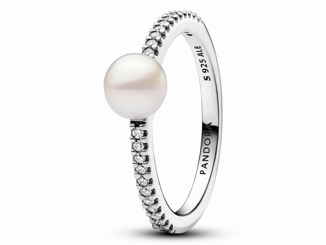 193158048-0 Zuchtperle und Pavé Ring von Pandora in Silber mit Steinmix in Weiß, Größe 48. Der Ring zeigt eine elegante, schimmernde Perle und funkelnde Zirkonia-Steine entlang des Bandes.