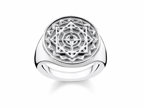 Herrenring von Thomas Sabo in Größe 62 aus der Glam & Soul Kollektion, mit filigranem geometrischem Design und glänzender Silberoberfläche.