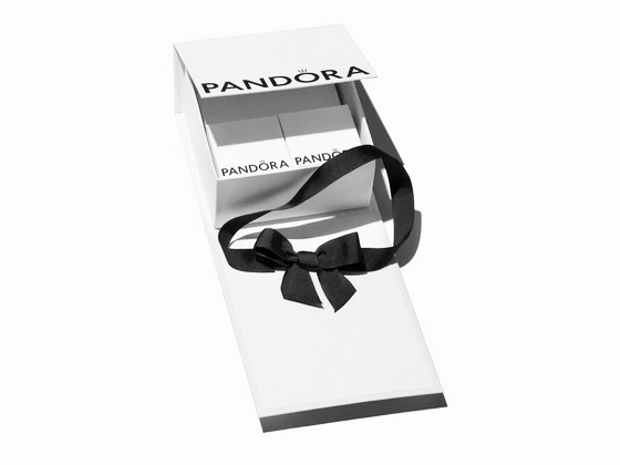 Pandora Premium Geschenk-Umverpackung in Weiß mit schwarzem Band, geöffnet und mit zwei Innenkästchen, Hersteller: Pandora, Neuheiten, 12 cm groß.