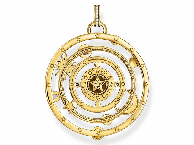 Ein kosmischer Talisman Anhänger von Thomas Sabo aus vergoldetem Silber, verziert mit bunten Emaille-Details und strahlenden Zirkonia, der ein fantasievolles Design mit Sternen und Planeten zeigt.