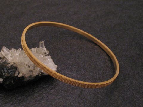 Modeschmuck Reifen im Retro Look mega cool von Juwelier Harnisch, präsentiert auf schwarzem Untergrund mit transparenten Kristallen, ideal als stilvolles Accessoire für jeden Anlass.