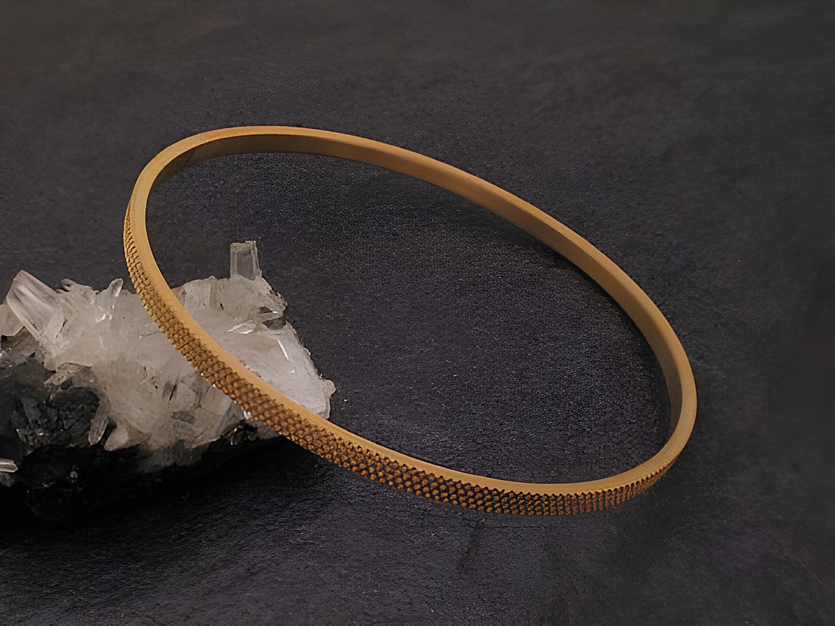 Modeschmuck Reifen im Retro Look mega cool von Juwelier Harnisch, präsentiert auf schwarzem Untergrund mit transparenten Kristallen, ideal als stilvolles Accessoire für jeden Anlass.