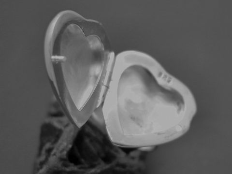 Medaillon Ring in Herzform aus Sterling Silber, geöffnet, mit innerem Herzdesign, Größe 59, vom Hersteller Juwelier Harnisch, elegantes und persönliches Schmuckstück.