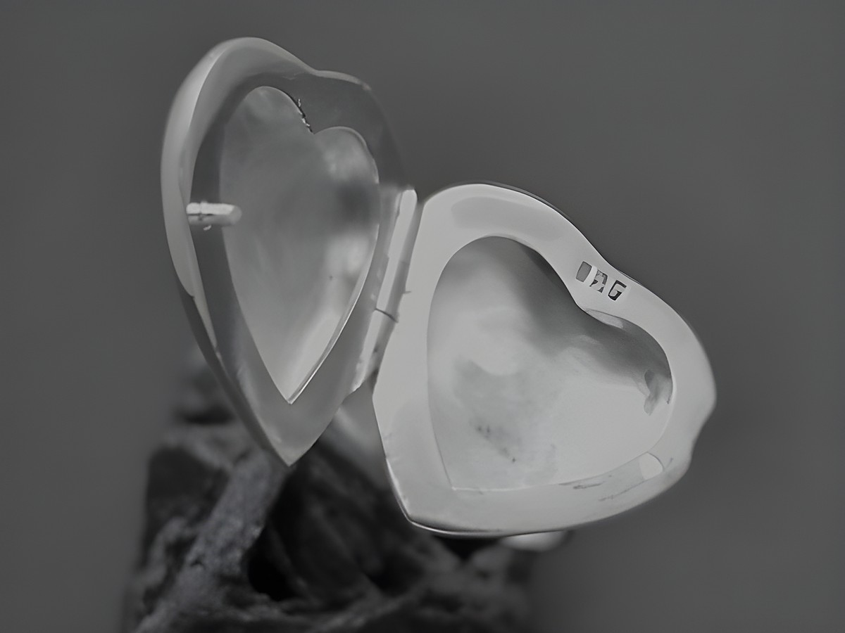Medaillon Ring in Herzform aus Sterling Silber, geöffnet, mit innerem Herzdesign, Größe 59, vom Hersteller Juwelier Harnisch, elegantes und persönliches Schmuckstück. – Ansicht 2