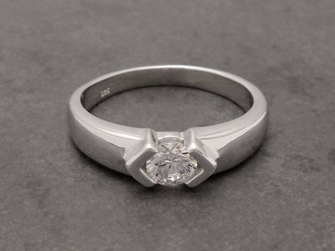 300332-0 Design Ring charmant aus Sterling Silber rhodiniert mit Zirkonia in Größe 52 von Juwelier Harnisch, elegant und zeitlos gestaltet, bis Größe 52 / 16,5.