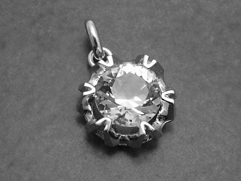 Silber Anhänger in quadratischer Fassung mit rundem Bergkristall, Hersteller Juwelier Harnisch, elegant und glänzend, ideal als Schmuckstück für jeden Anlass.