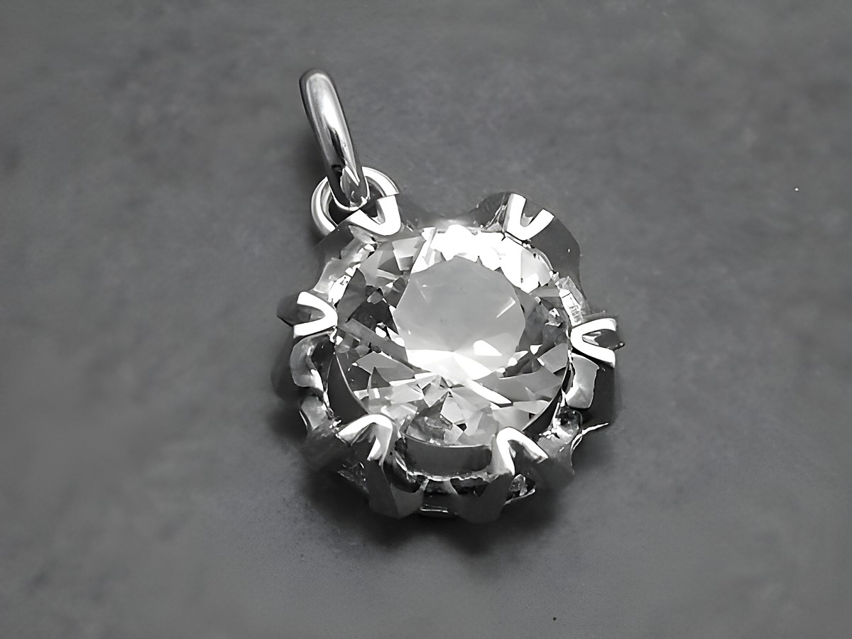 Silber Anhänger in quadratischer Fassung mit rundem Bergkristall, Hersteller Juwelier Harnisch, elegant und glänzend, ideal als Schmuckstück für jeden Anlass.