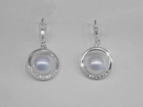 Runde Ohrringe aus 925 Sterling Silber mit Perlentraum, verziert mit Zirkonia und Imitationsperle, elegant und zeitlos, Hersteller Juwelier Harnisch, ideale Ergänzung für jedes Outfit.