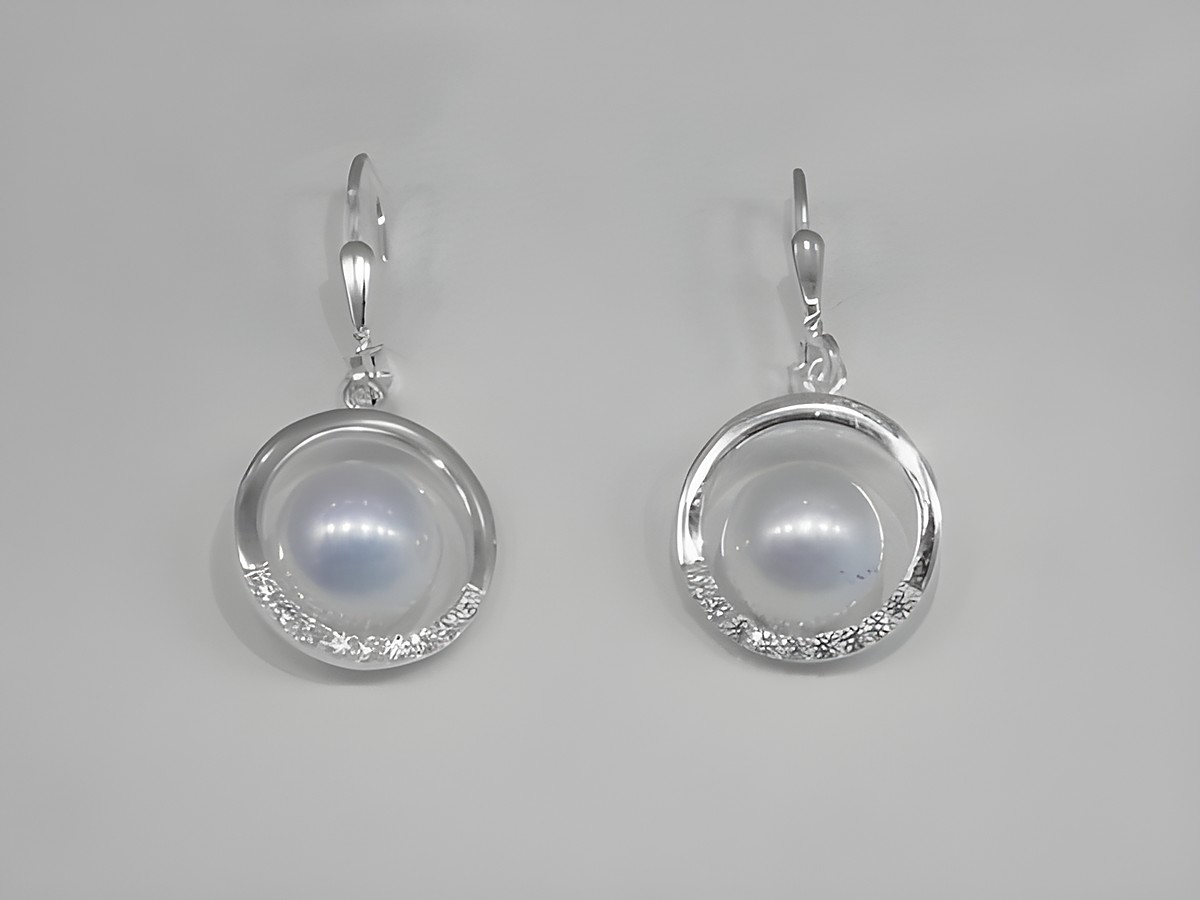 Runde Ohrringe aus 925 Sterling Silber mit Perlentraum, verziert mit Zirkonia und Imitationsperle, elegant und zeitlos, Hersteller Juwelier Harnisch, ideale Ergänzung für jedes Outfit.