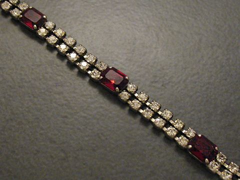 Dunkelrotes Strassarmband von Juwelier Harnisch, elegant und silberfarben, verstellbar von 18,5 bis 21 cm, ideal für besondere Anlässe.