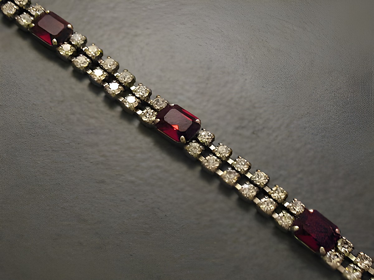 Dunkelrotes Strassarmband von Juwelier Harnisch, elegant und silberfarben, verstellbar von 18,5 bis 21 cm, ideal für besondere Anlässe.