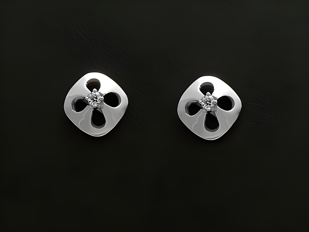 Weißgold Ohrstecker aus edlem Material mit Diamant 0,04 ct W/Si, hochwertig verarbeitet vom Juwelier Harnisch, stilvolle Ohrringe in blütenförmiger Optik.