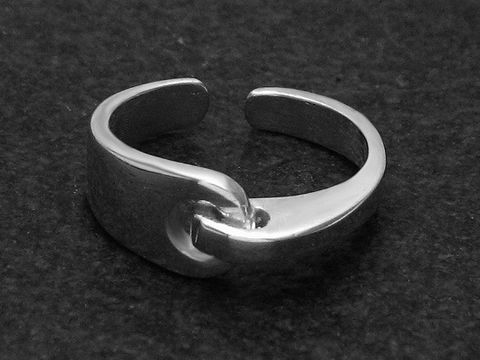 Silberring DESIGN Größe wenig verstellbar, Hersteller Juwelier Harnisch, ohne Stein, mit schlichtem, modernem Look und einer glänzenden Oberfläche.