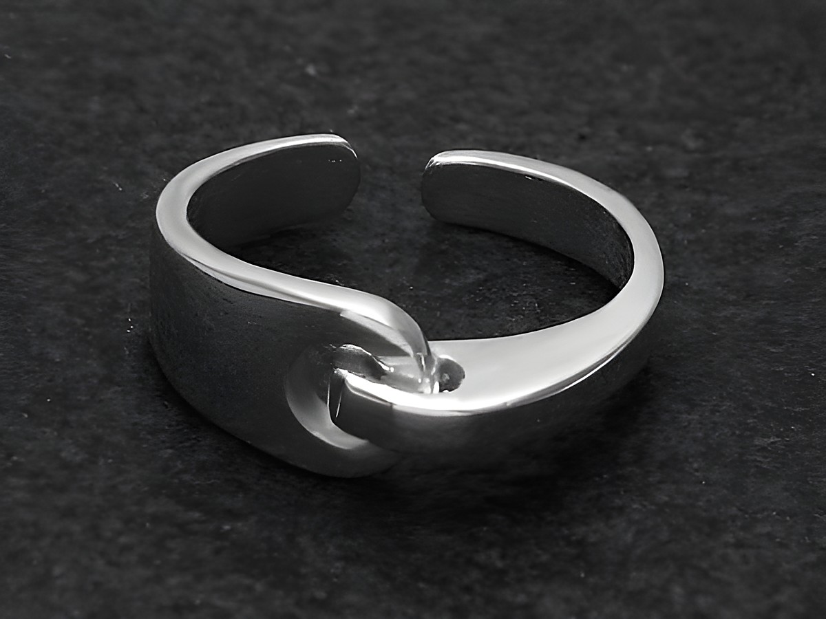 Silberring DESIGN Größe wenig verstellbar, Hersteller Juwelier Harnisch, ohne Stein, mit schlichtem, modernem Look und einer glänzenden Oberfläche.