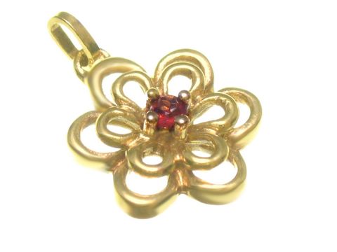 Blume Granat Gold Anhänger in Gelbgold, mit einem zentralen Granat verziert, hergestellt von Juwelier Harnisch. Ein elegantes Schmuckstück für individuelle Akzente.