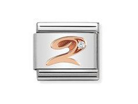 Zahlenanhänger mit der Zahl zwei, gefertigt aus Edelstahl und rosegoldenem Element, verziert mit einem kleinen Stein, Teil der Composable Classic Kollektion von Nomination.