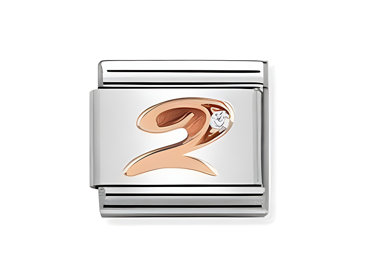 Zahlenanhänger mit der Zahl zwei, gefertigt aus Edelstahl und rosegoldenem Element, verziert mit einem kleinen Stein, Teil der Composable Classic Kollektion von Nomination.