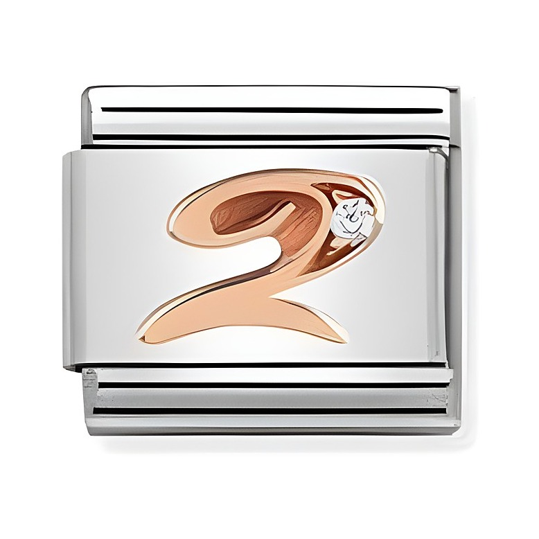 Zahlenanhänger mit der Zahl zwei, gefertigt aus Edelstahl und rosegoldenem Element, verziert mit einem kleinen Stein, Teil der Composable Classic Kollektion von Nomination.