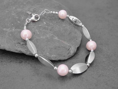Armband aus 9,3 mm Süßwasser-Perlen und sterling Silber des Herstellers Juwelier Harnisch, zarte pinkfarbene Perlen kombiniert mit eleganten Silber-Elementen.