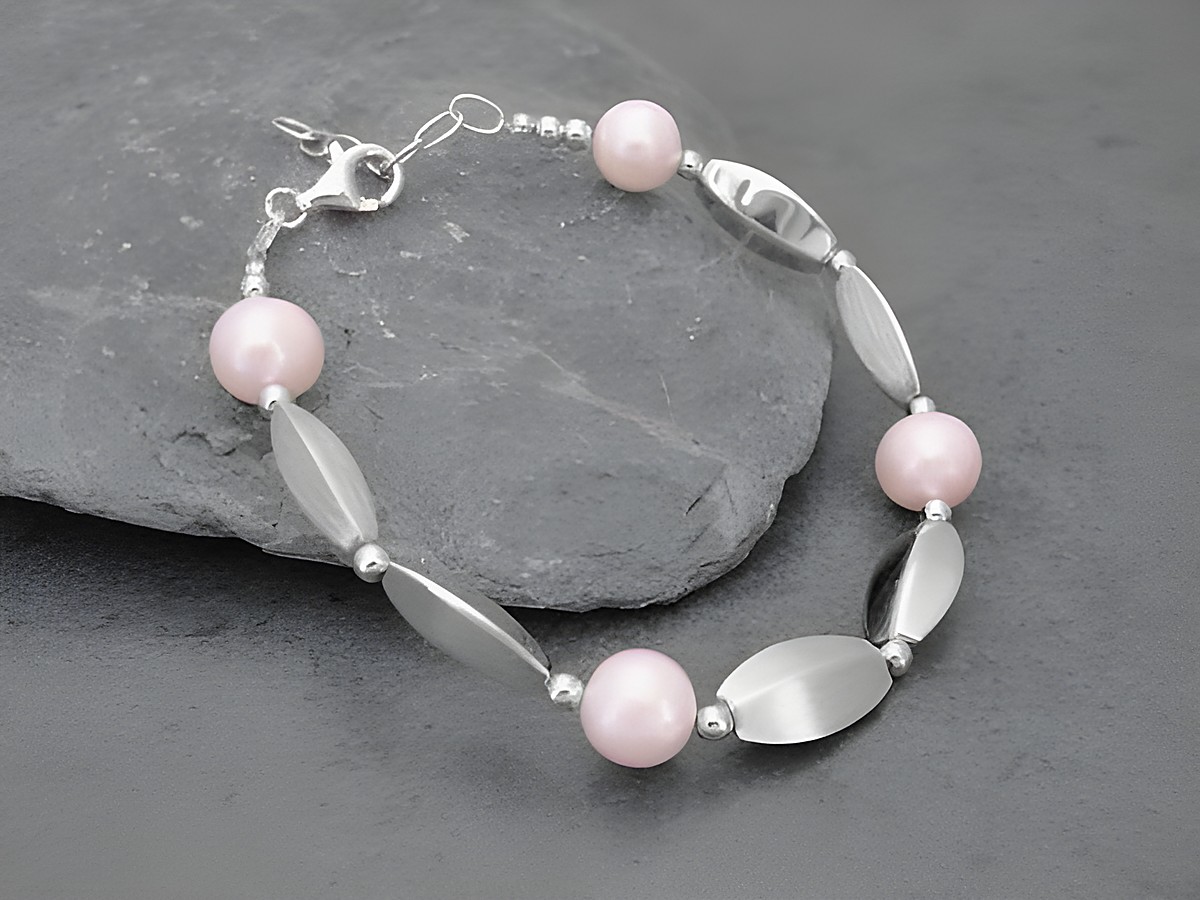 Armband aus 9,3 mm Süßwasser-Perlen und sterling Silber des Herstellers Juwelier Harnisch, zarte pinkfarbene Perlen kombiniert mit eleganten Silber-Elementen.