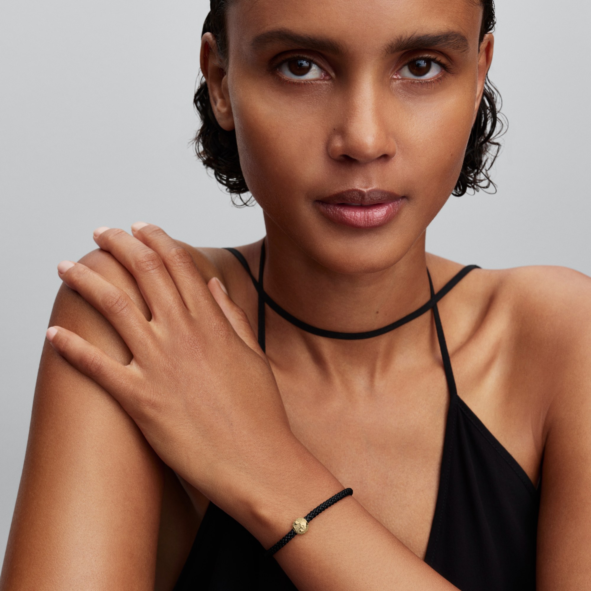 Pandora Strukturierter Globus Mini - Charm - Gelbgold Vergoldung – Ansicht 5
