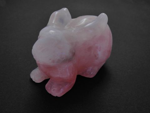 Steinfigur eines Häschen aus rosa Rosenquarz, tierisch und naturnah gestaltet. Hersteller: Juwelier Harnisch, ideal als dekoratives Element oder Geschenk.
