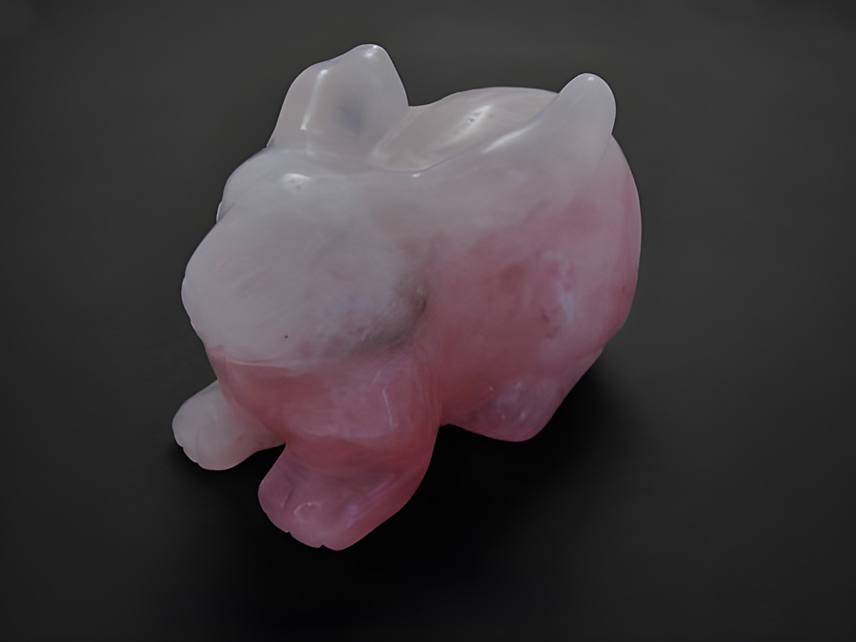 Steinfigur eines Häschen aus rosa Rosenquarz, tierisch und naturnah gestaltet. Hersteller: Juwelier Harnisch, ideal als dekoratives Element oder Geschenk.