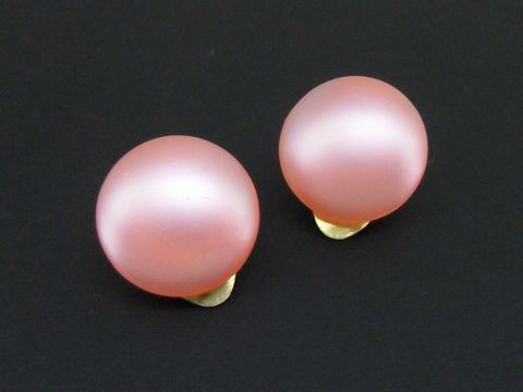 Rosa schlichte Ohrclips mit goldfarbenen Elementen und seidenmatten synthetischen Zuchtperlen, Hersteller Juwelier Harnisch.